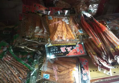 哈爾濱校園周邊食品安全隱憂 '五毛零食'身份難辨，生產日期一抹即掉